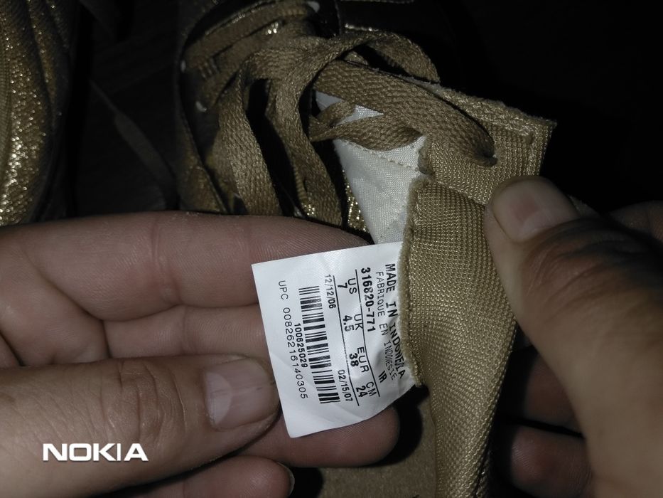 Маратонки NIKE, златисти и красиви.