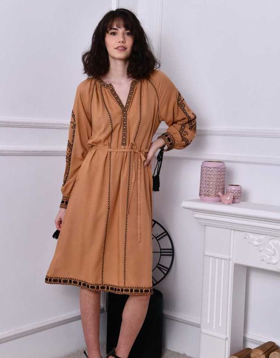 Rochie lunga, culoarea maro, cu broderie si ciucuri