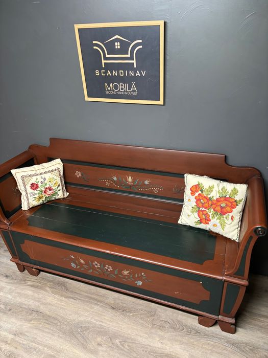 Banca antica cu lada de depozitare