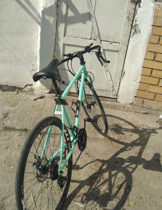 Шоссейный и простой велосипед