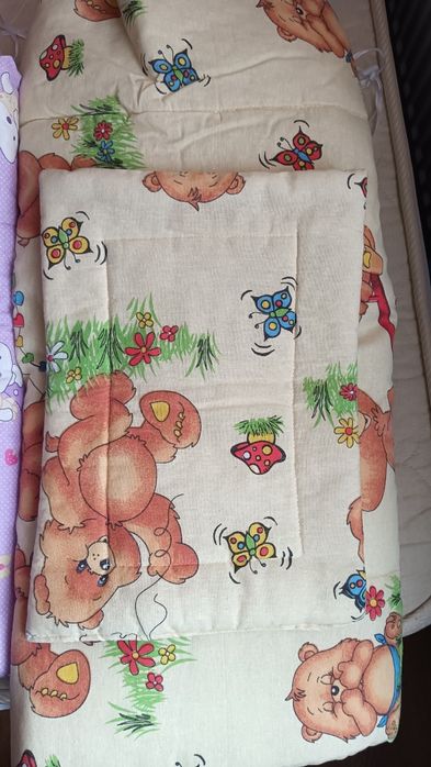 Vând pătuț din lemn cu saltea de cocos