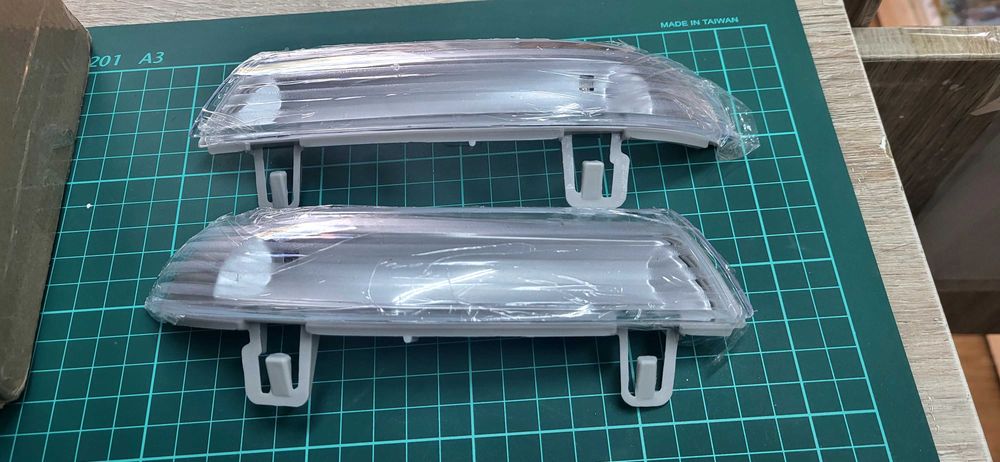 Lămpi de semnalizare pentru oglinzile laterale ale unor modele Volkswagen, cum ar fi Passat B6 sau Golf 5, echipate cu becuri LED