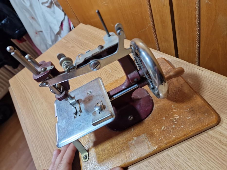 Masina de cusut manuala