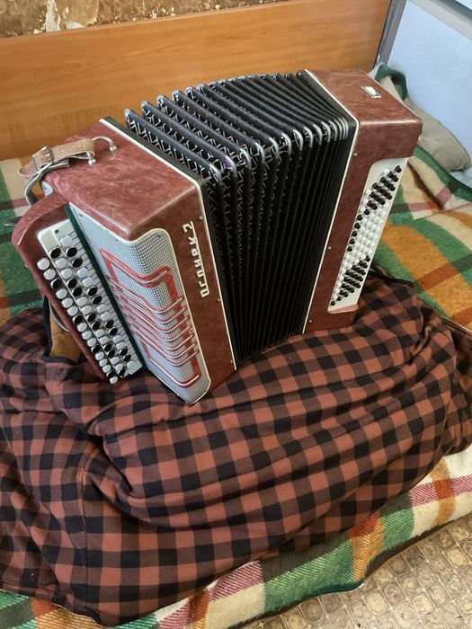 Продавам баян Огоньок 2,изключително запазен.