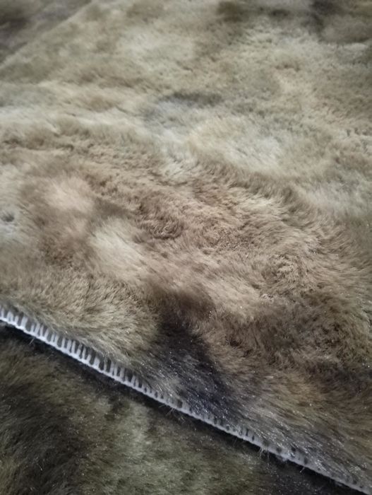 Covor și traversa maro închis.