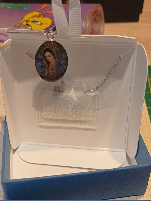 Продавам сребърно бижу ,проба 925-Богородица  със сребърно синджирче