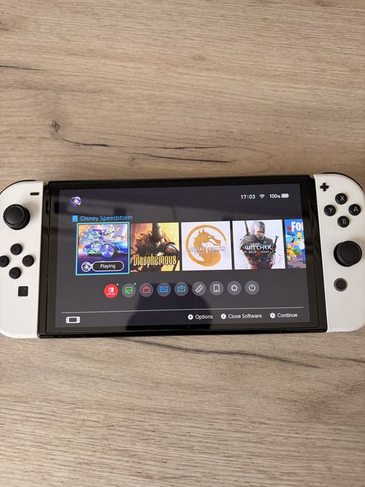 Ninetendo Switch с екстра контролер и игри