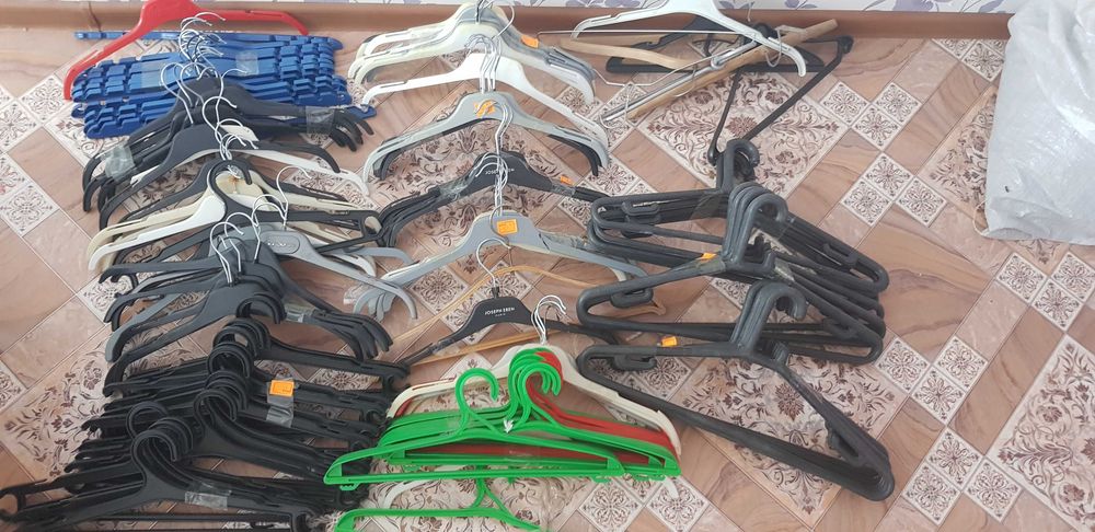 Вешалки для одежды продам