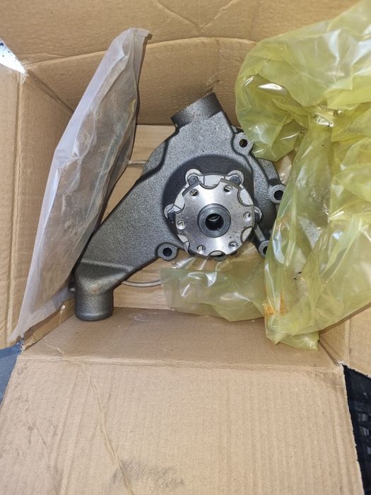 Продам помпу на мерседес 814