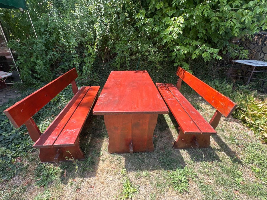 Дървени маси и пейки