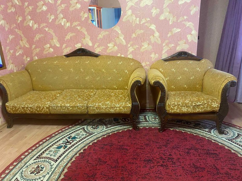 Продам мягкую мебель . Два набора