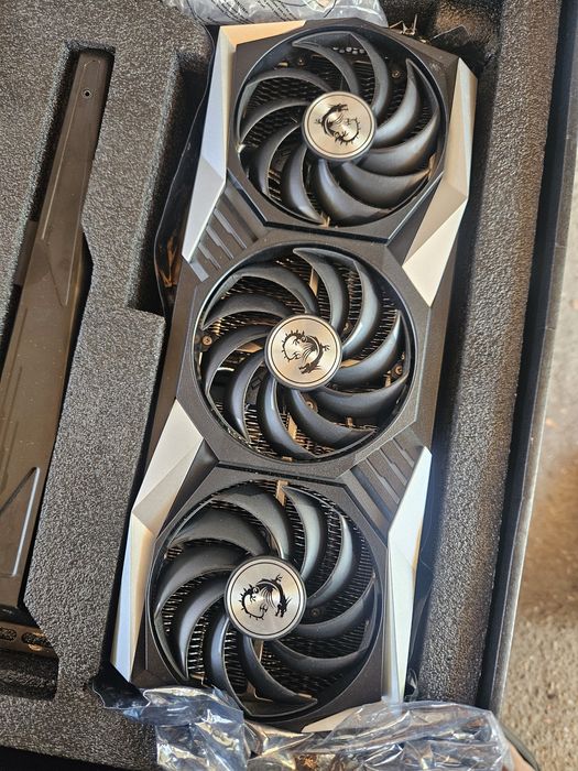Продавам MSI Gaming Trio Classic AMD Radeon RX 7900 XTX 24GB