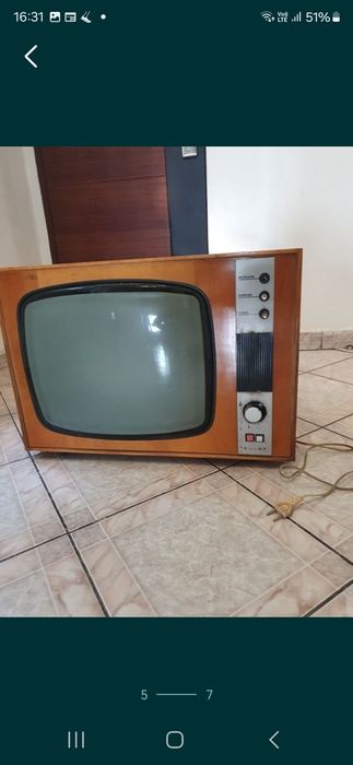 Vând tv,radio,aparat foto.