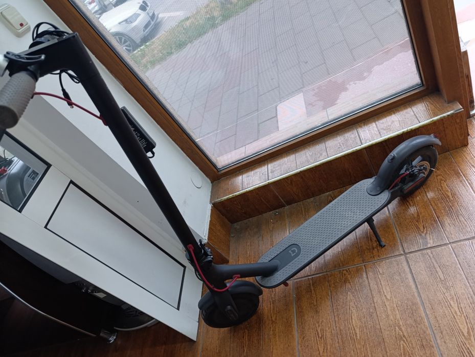 Trotineta electrica Xiaomi Mijia M365, viteza 25 km/h, autonomie 30 km recondiționata
