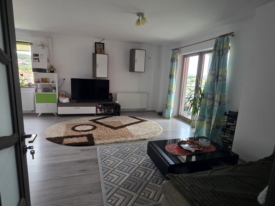 Închiriez apartament cu două camere pe termen lung în Green Rezidence  cu loc de parcare inclus.