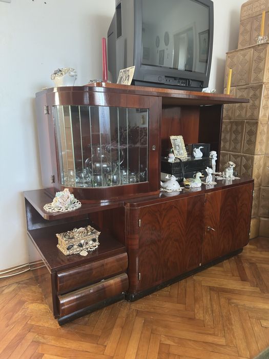 Mobila din furnir de nuc lacuita