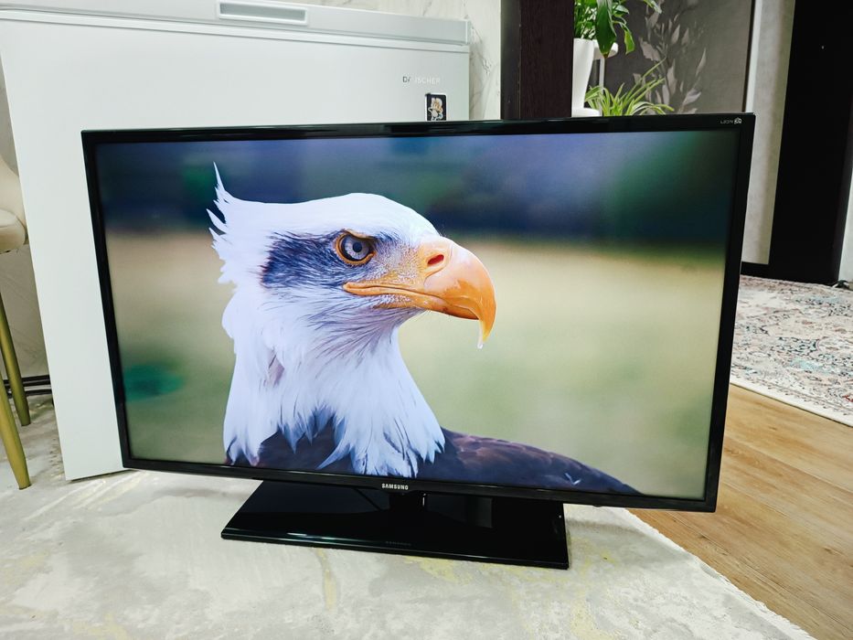 Телевизор SAMSUNG в хорошем состоянии.