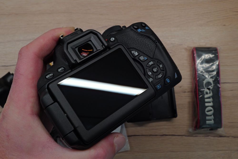 Aparat foto Nou Canon X7i Kiss 700D cu 5 cadre Grip DSLR Touchscreen