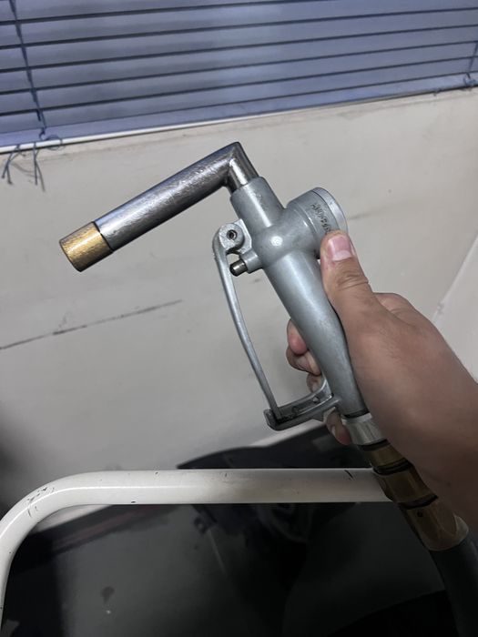 Цистерна с пистолет за наливно масло