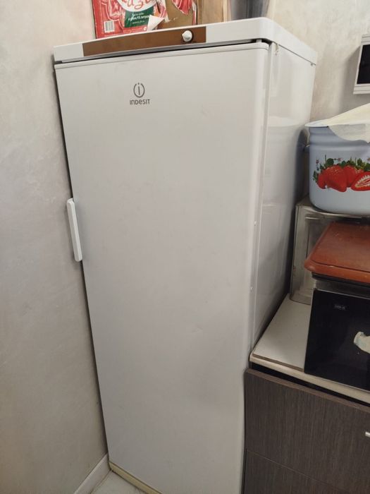 Продается морозильная камера indesit