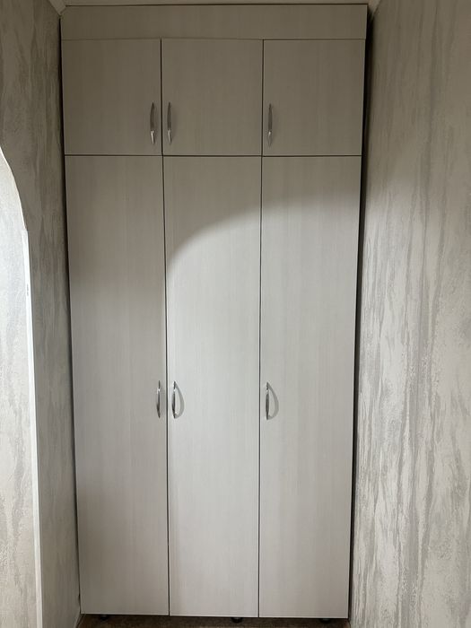 Продам распашной шкаф