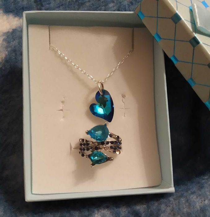 Чисто нов,дамски,, сребърен комплект в подаръчна кутия.