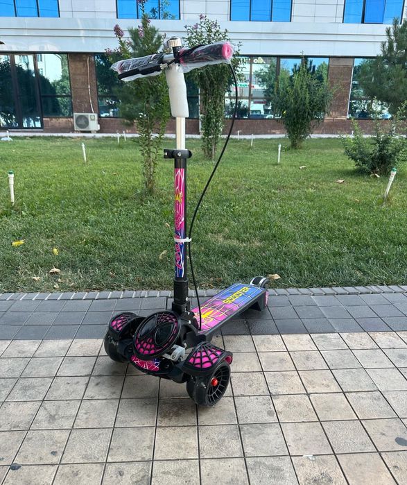 Самокат Трехколесный самокат очень крутой для детей от 5 лет.