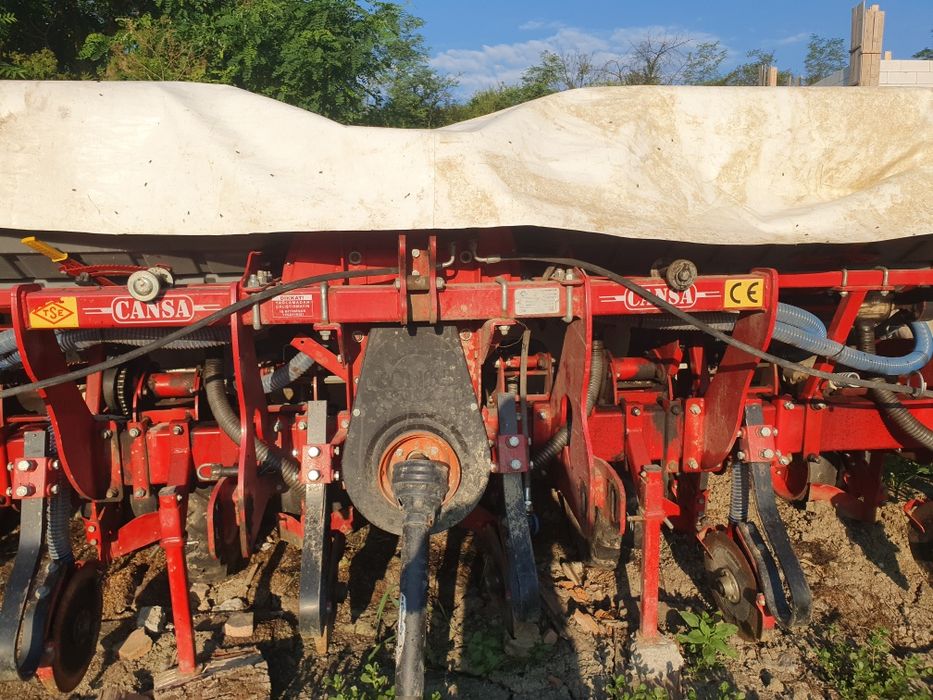 Vând semănătoare de porumb și floarea soarelui