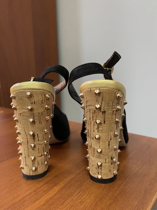 Босоножки черные