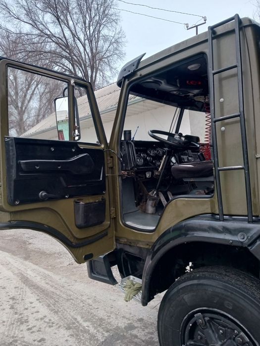 Yuk avtomobili sotiladi