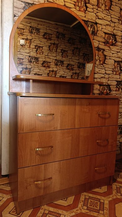 Комод с зеркалом, отличное состояние, удобная полка.