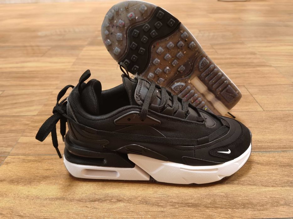 Продавам нови дамски маратонки Nike Air Furyosa черно бял 37,38,39,40