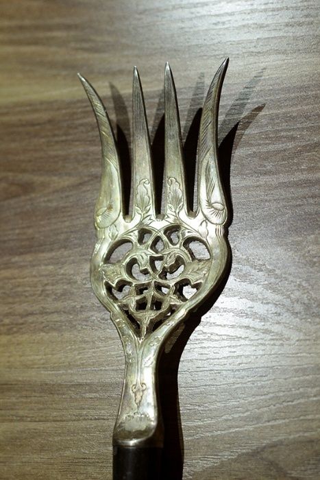 Красивая большая вилка д/горячего.Индия,ручная работа.Новая в коробке.