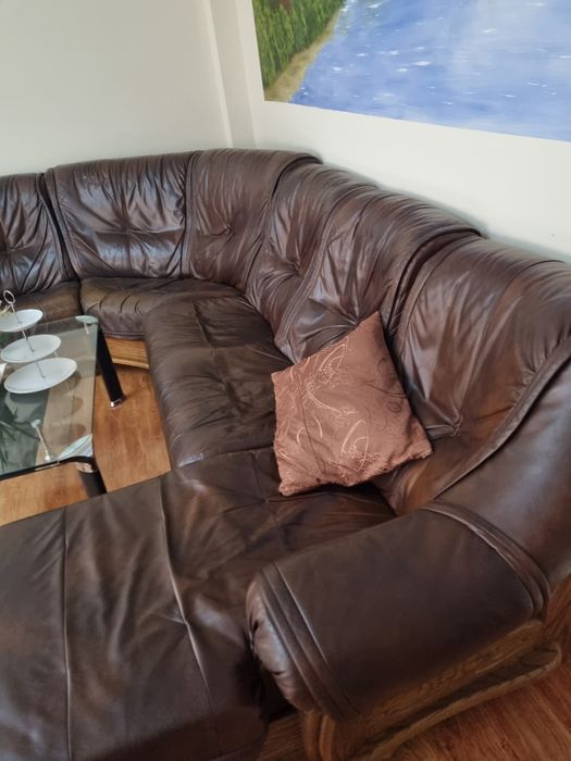 Vând colțar din lemn masiv si piele