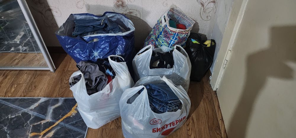 4 пакета детских вещей 2 пакета игрушек