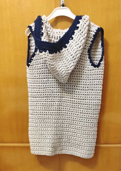 Ръчно плетена жилетка с качулка
