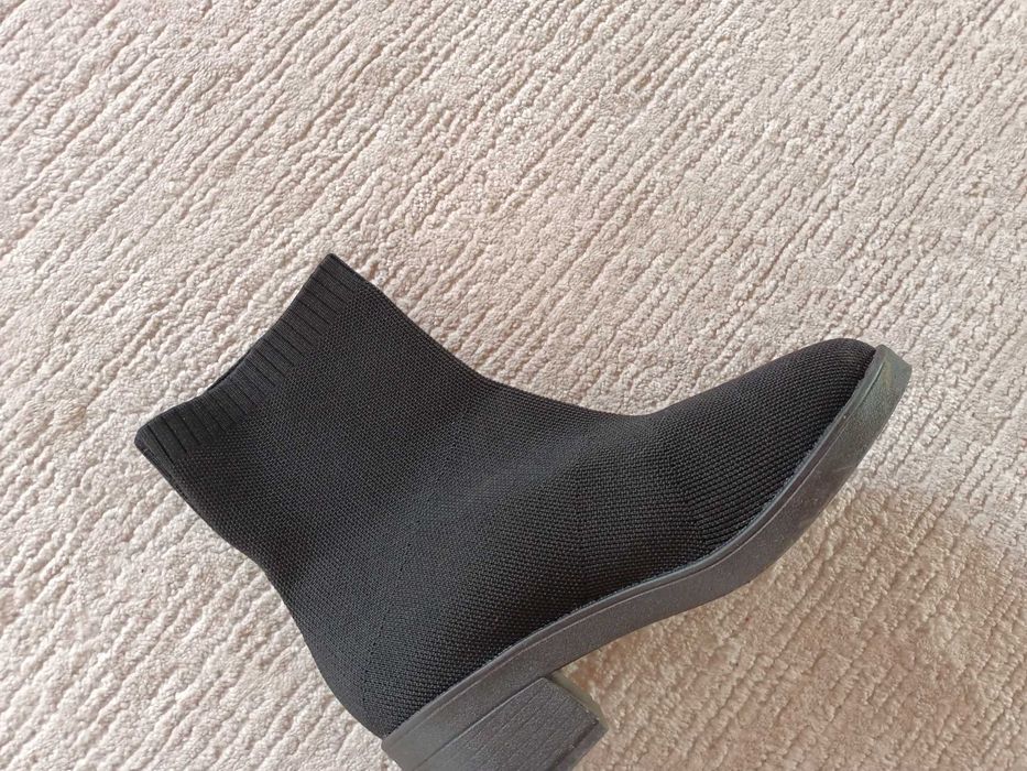 Botine de damă negre, tricotate, slim, cu vârf rotund, elastic. Nr 38