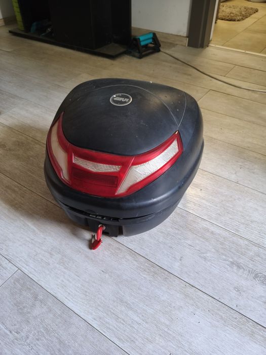 Vând topcase Givi 30L