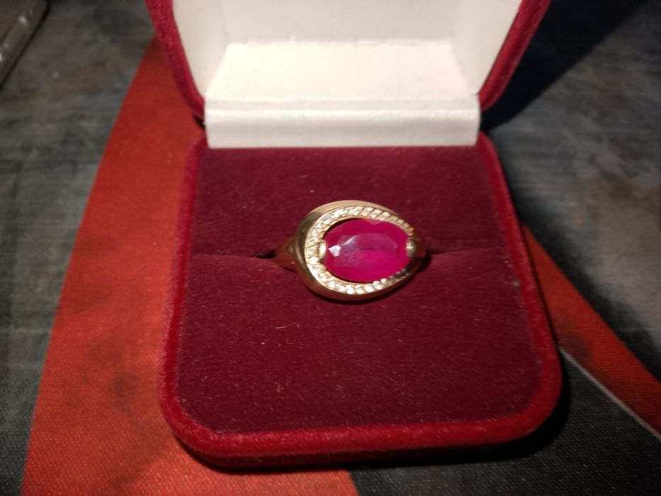 Кольцо золотое с рубином