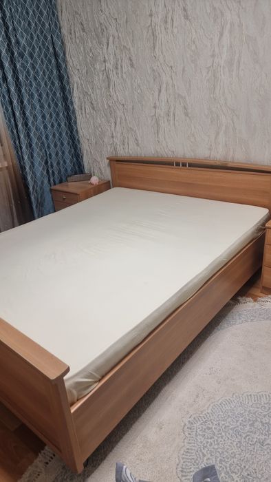 Продам двуспальную кровать с матрасом