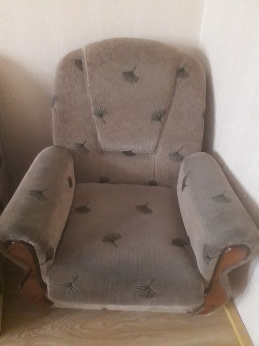 Продам диван раскладной и два кресла