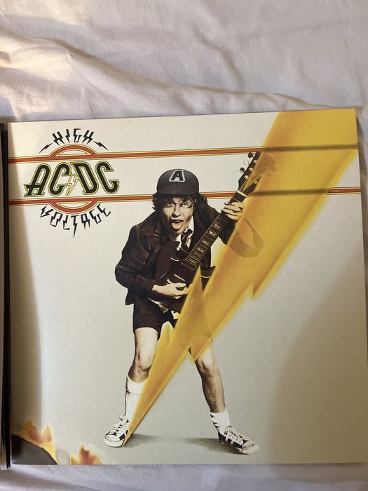 vand 2 vinyluri (ACDC si BOHEMIAN RHAPSODY)