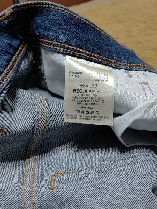 Blugi Wrangler cu etichetă