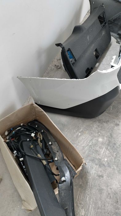 Продавам задна броня за Субару Аутбек 2022 - 2025