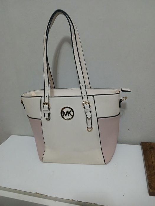 Удобна светла чанта