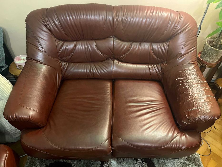 Vând set canapele piele ecologică de 3 locuri +2 locuri +fotoliu.