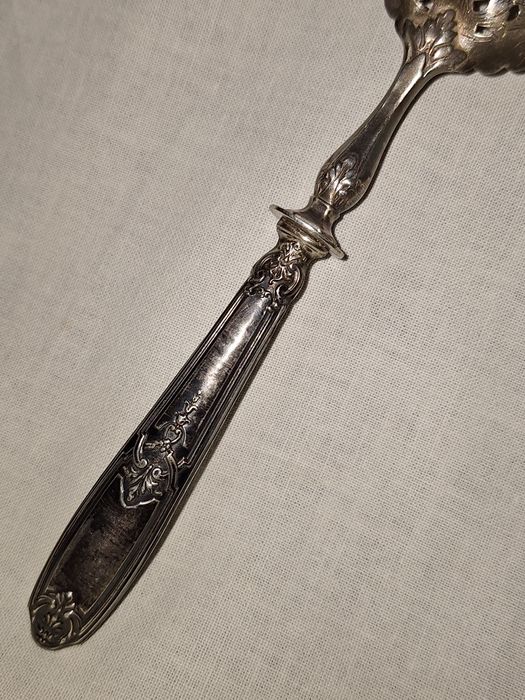 Старинна френска решетъчна лъжица за сервиране със сребърна дръжка