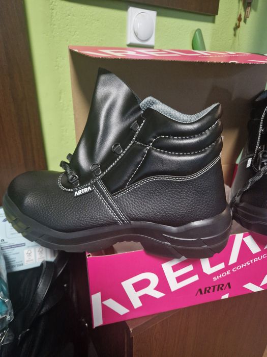 Продавам нови работни обувки