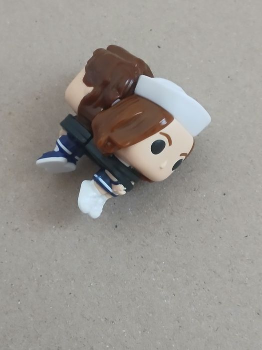 Связанные Робин и Стив. Фигурка Stranger Things из Kinder Joy