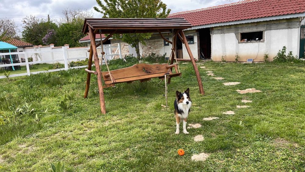 Градинска люлка. Изряботена от естествени материали